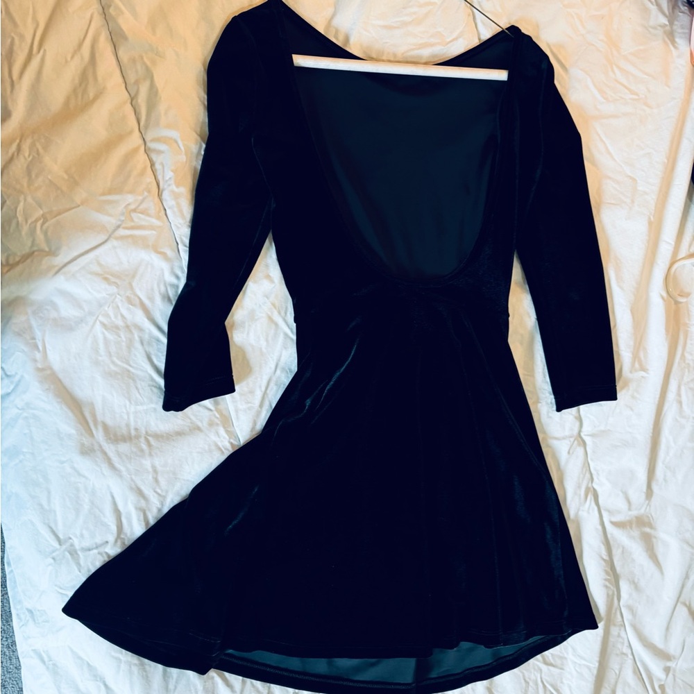 Elegant Black Velvet Dress - Picture 13 of 14